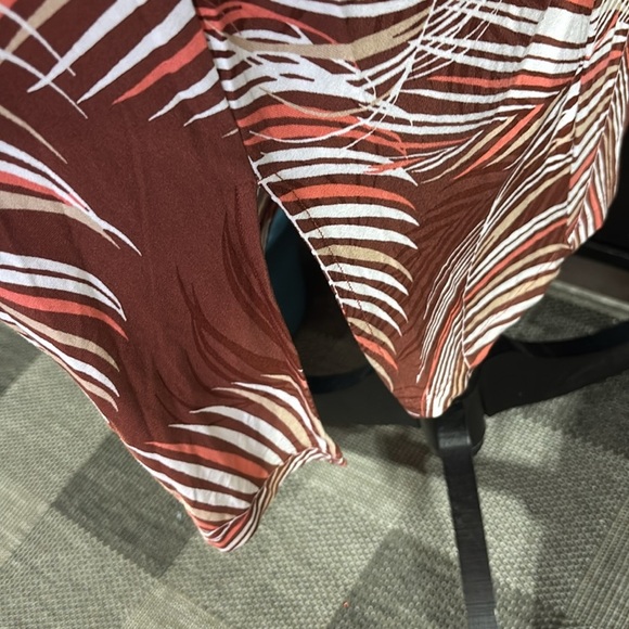 Liz Claiborne Mahogany Palms sleeveless,ruched front,slit hem,stretch, soft - Picture 3 of 11